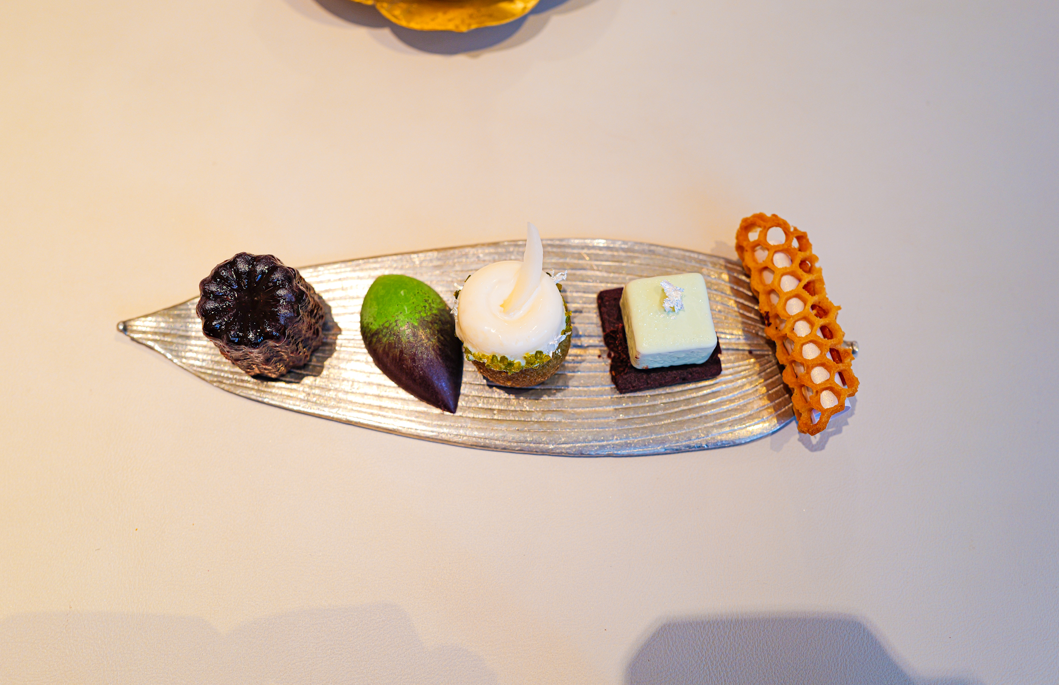 Tate.diningroom.petitfours