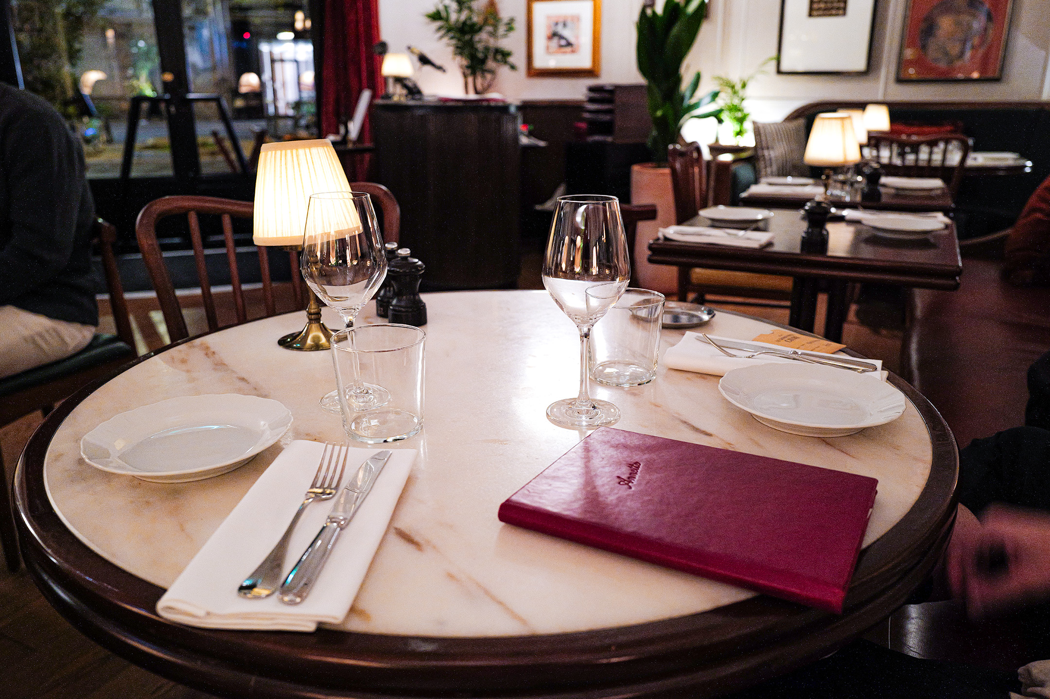 Annette restaurant table